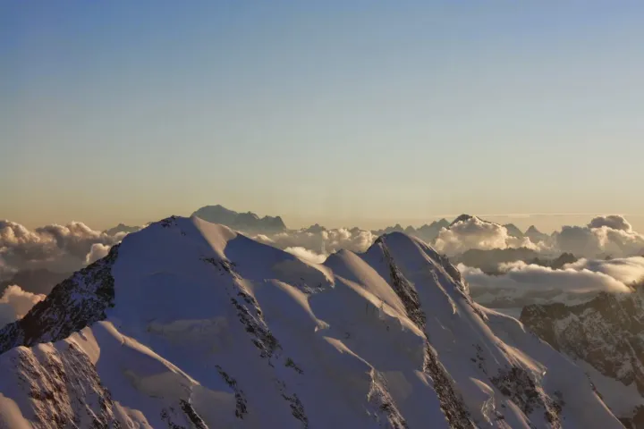 Fent: Margherita-ház árnyáka a levegőben, középen: a Lyskamm, mögötte a Mont Blanc-nal, lent: vörös szemek – Fotó: Tenczer Gábor / Telex