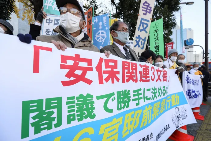 Tüntetés a tervezett védelmi csomag ellen Tokióban 2022. december 16-án – Fotó: Jiji Press / AFP
