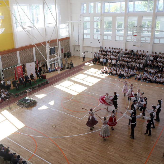 „Nem mondhatjuk azt egy fiatalnak, hogy ne legyél pedagógus, mert a létminimum közelébe süllyedsz”