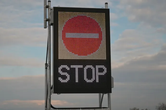 Villogó táblával figyelmeztetik az M0-s autóútra szemből felhajtókat Csömörnél