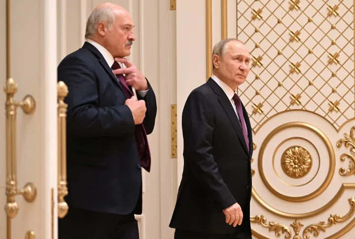 Vlagyimir Putyin és Alekszandr Lukasenko érkezik sajtótájékoztatóra találkozójukat követően Minszkben 2022. december 19-én – Fotó: Pavel Bednyakov / Kreml / Sputnik / Reuters