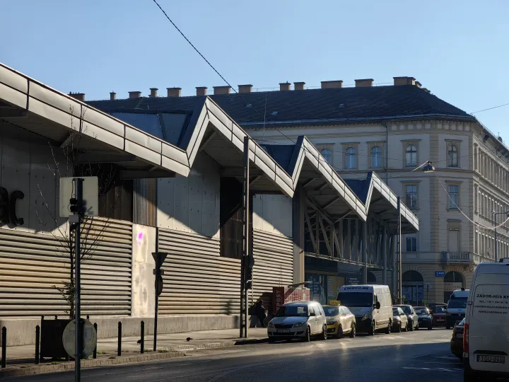 Az ultranagy látószögű, a főkamera és a telefotó kamera képe sorban