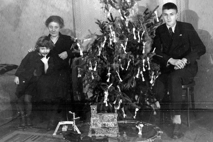 Why do Hungarians hang bonbons on their Christmas tree?