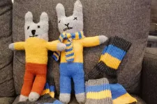Gyapjúzoknik kötésével segít Ukrajnának egy 14 éves finn lány