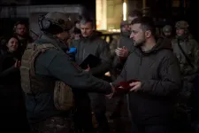 Zelenszkij váratlanul a legvéresebb harcok színhelyére látogatott