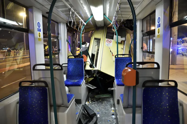 A Boráros téren történt balesetben megsérült egyik Combino villamos utastere – Lakatos Péter / MTI