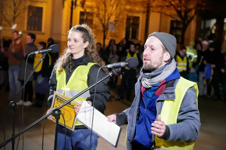 Tölgyfa Gergely a november 17-i pécsi tüntetésen – Fotó: Gűth Ervin / Telex