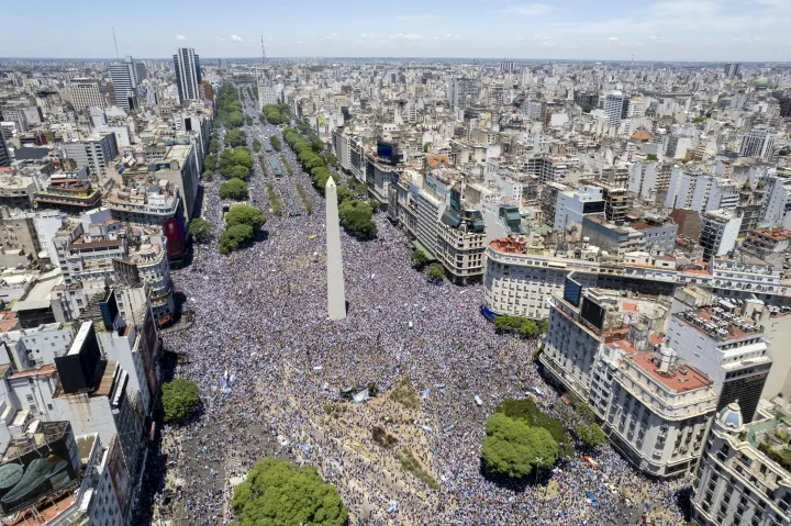 Többmilliós tömeg gyűlt össze Buenos Airesben a világbajnokokat köszönteni