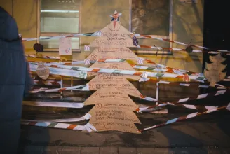 Pintér Sándorral díszített karácsonyfát állítottak a tankerületi iroda előtt szegedi szülők és diákok