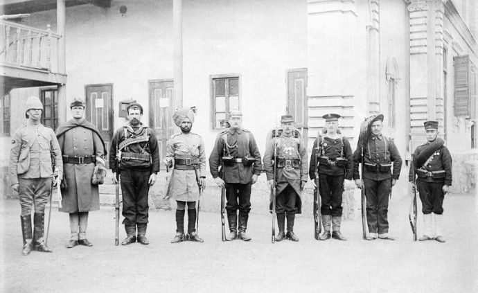 Katonák a boxerlázadást leverő nyolc nemzet hadseregeiből. Balró jobbra: brit, amerikai, ausztrál, indiai (brit gyarmat), német, francia, osztrák.magyar, olasz és japán katona. Fotó: Wikipedia