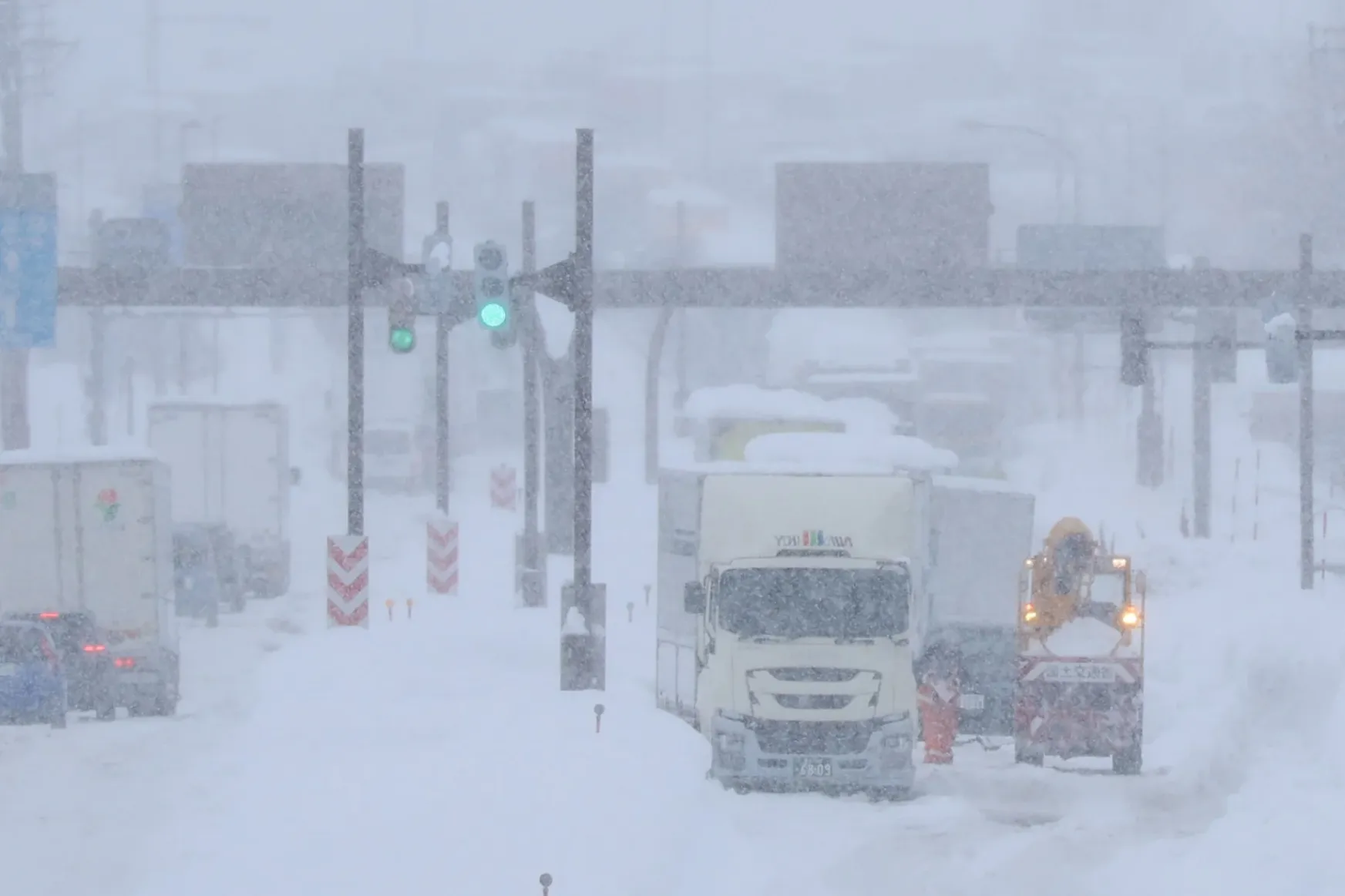 Hárman meghaltak, százak rekedtek az autóikban a havazás miatt Japánban