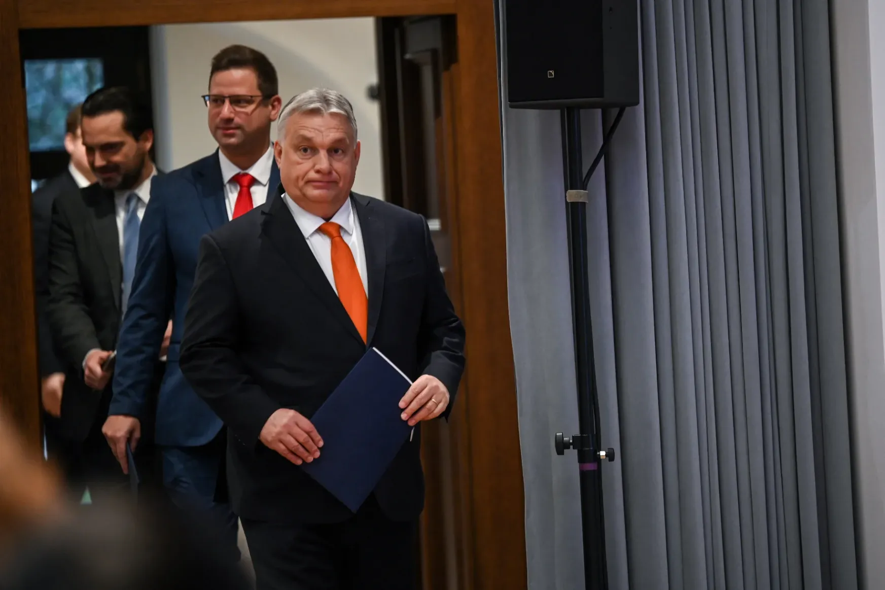 Orbán a Telexnek: IMF-hitel nem lesz, nekünk ne mondják meg, hogy járjunk a fülünkön
