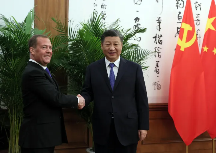 Dmitrij Medvegyev és Hszi Csin-ping kínai elnök december 21-én Pekingben – Fotó: Sputnik / Reuters
