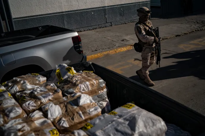 Több száz kiló, Ensenada közelében lefoglalt fentanil és metanfetamin érkezik a mexikói főügyészség tijuanában lévő központjába 2022. október 18-án – Fotó: Salwan Georges / The Washington Post / Getty Images
