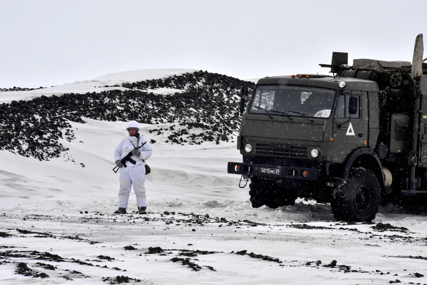 Oroszország a veszteségei ellenére is tovább erősíti katonai jelenlétét az Északi-sarkvidéken