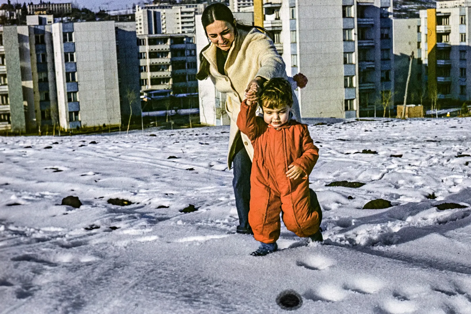 Dragomán György kisgyerekként az édesanyjával, Marosvásárhelyen, 1976-ban – Fotó: Dragomán Pál / Azopan Fotóarchívum