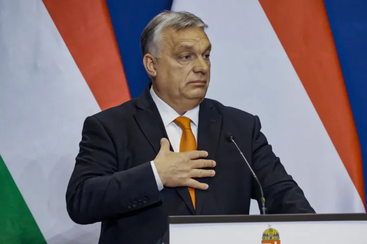 Azt üzente Orbánnak a BBC újságírója: hogyha több interjút adna, nem kellene a templom előtt kérdezni őt