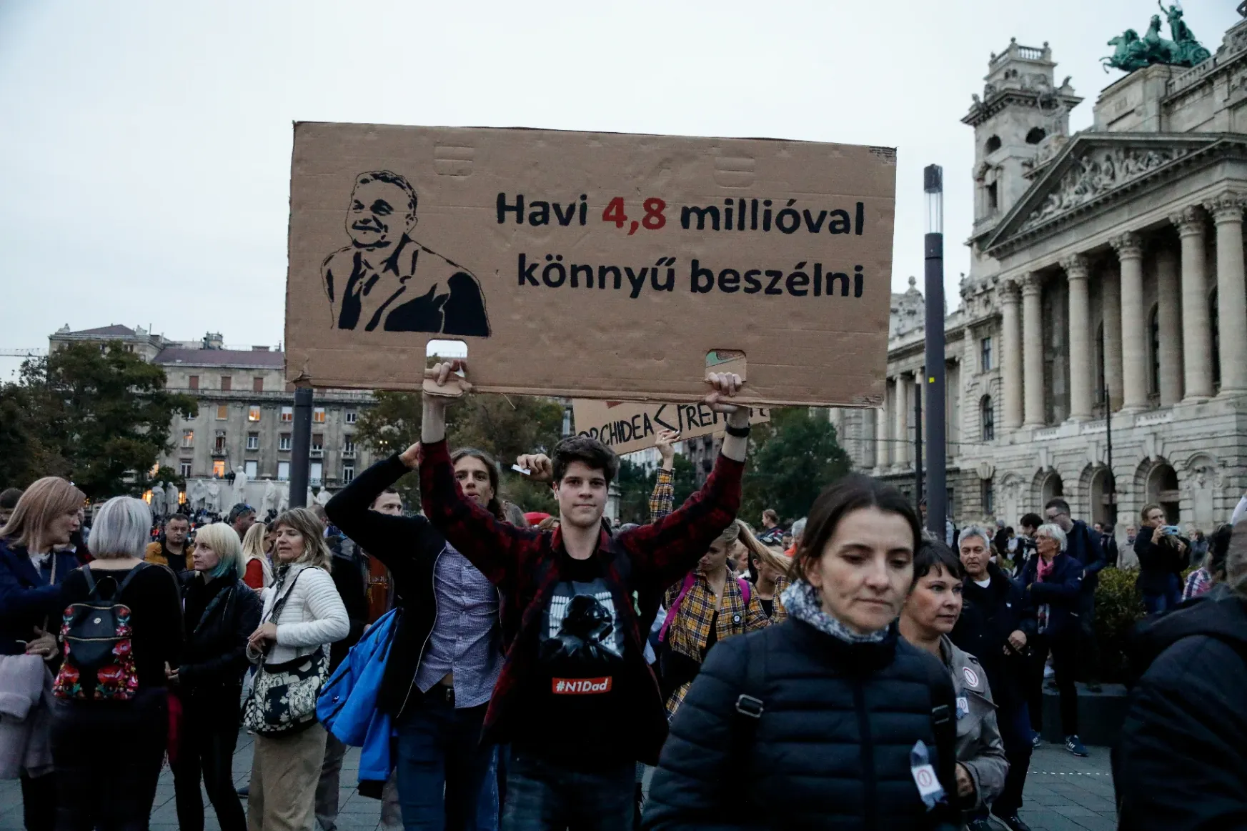 A szakszervezetek szerint hazugság Orbán állítása, hogy ők javasoltak alacsony kezdő fizetést a tanároknak
