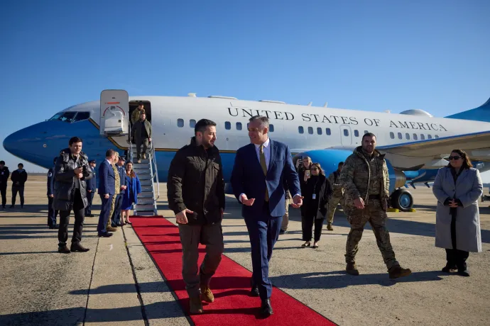 Volodimir Zelenszkij ukrán elnök az Egyesült Államok protokollfőnökével, Rufus Gifforddal sétál, miután megérkezett az Egyesült Államokba – Fotó: Ukrán Elnöki Hivatal /Handout via Reuters