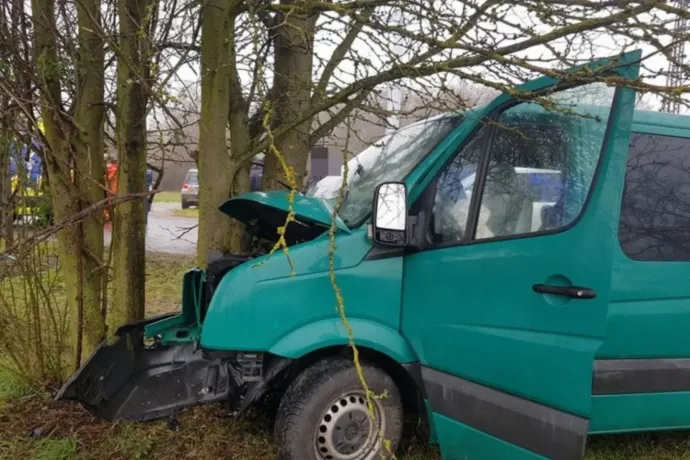 18 éves embercsempész vezette a furgont, ami 22 utasával fának csapódott az osztrák határnál