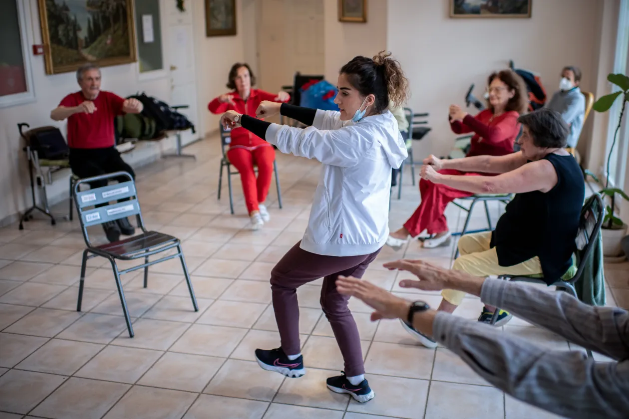 Sára a saját maga által kidolgozott, rehabilitációs alapokon nyugvó módszert alkalmazva tart mozgás- és táncórákat idős embereknek – Fotó: Bődey János / Telex