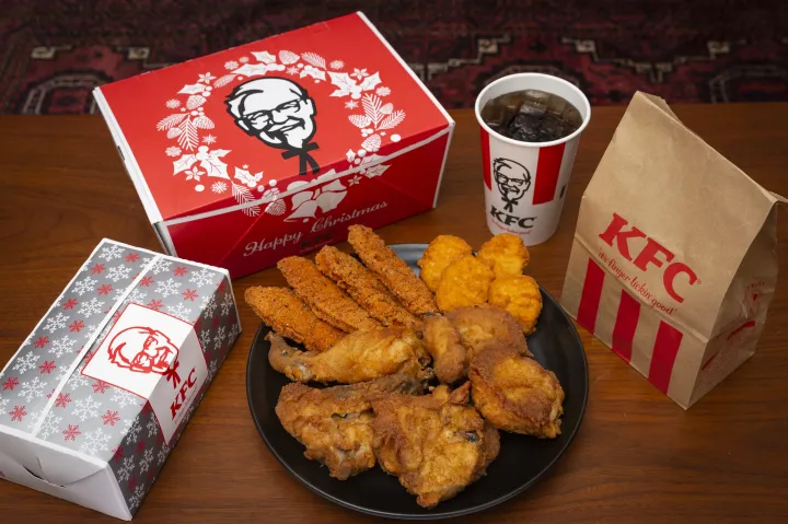 A KFC karácsonyi dobozai egy tokiói étteremben 2020. december 23-án – Fotó: Yuichi Yamazaki / Getty Images