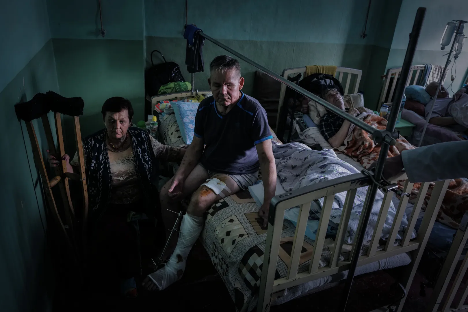 Aknatűzben megsérült férfi és nővére Csuhujiv kórházában. Harkiv megye, 2022. május – Fotó: Huszti István / Telex