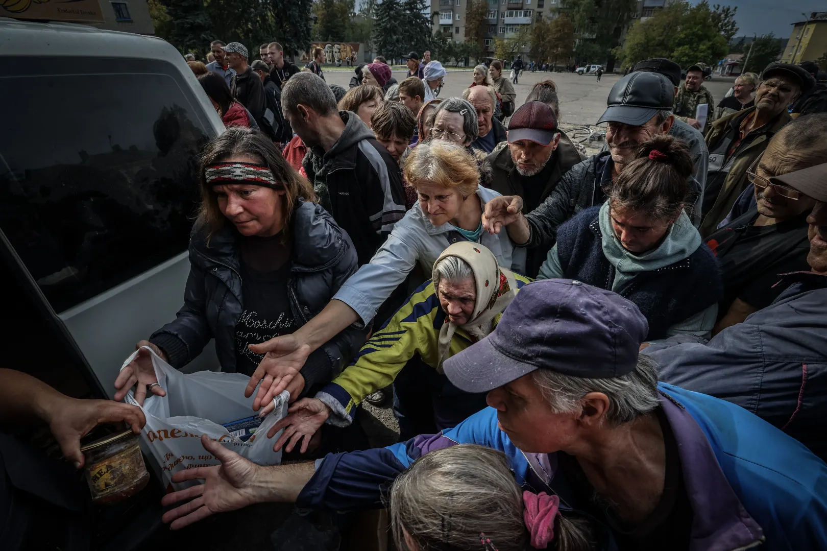 Segélyosztás Kupjanszk-Vuzlovijban 2022 szeptemberében. A fejpántos vak asszony szatyrába csak akkor jutott, ha valaki dobott bele a segélyből – Fotó: Huszti István / Telex