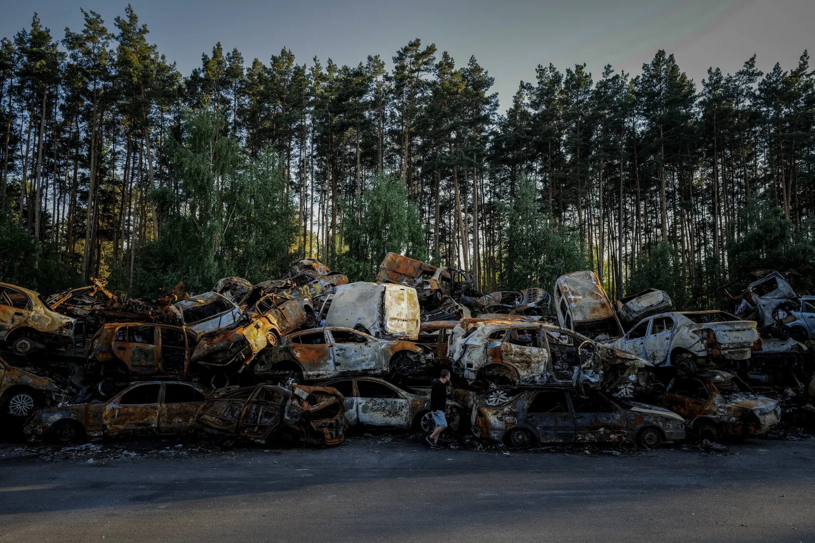 Az orosz megszállás alól felszabadult Irpinyben felhalmozták a harcokban megsemmisült autókat. 2022. május – Fotó: Huszti István / Telex