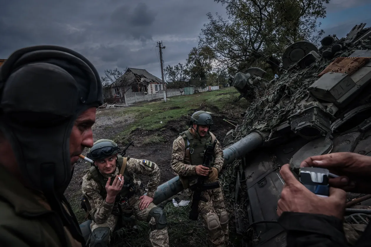 Zsákmányolt orosz tankon pihenő ukrán katonák a visszafoglalt Kurilivkában 2022 szeptemberében – Fotó: Huszti István / Telex