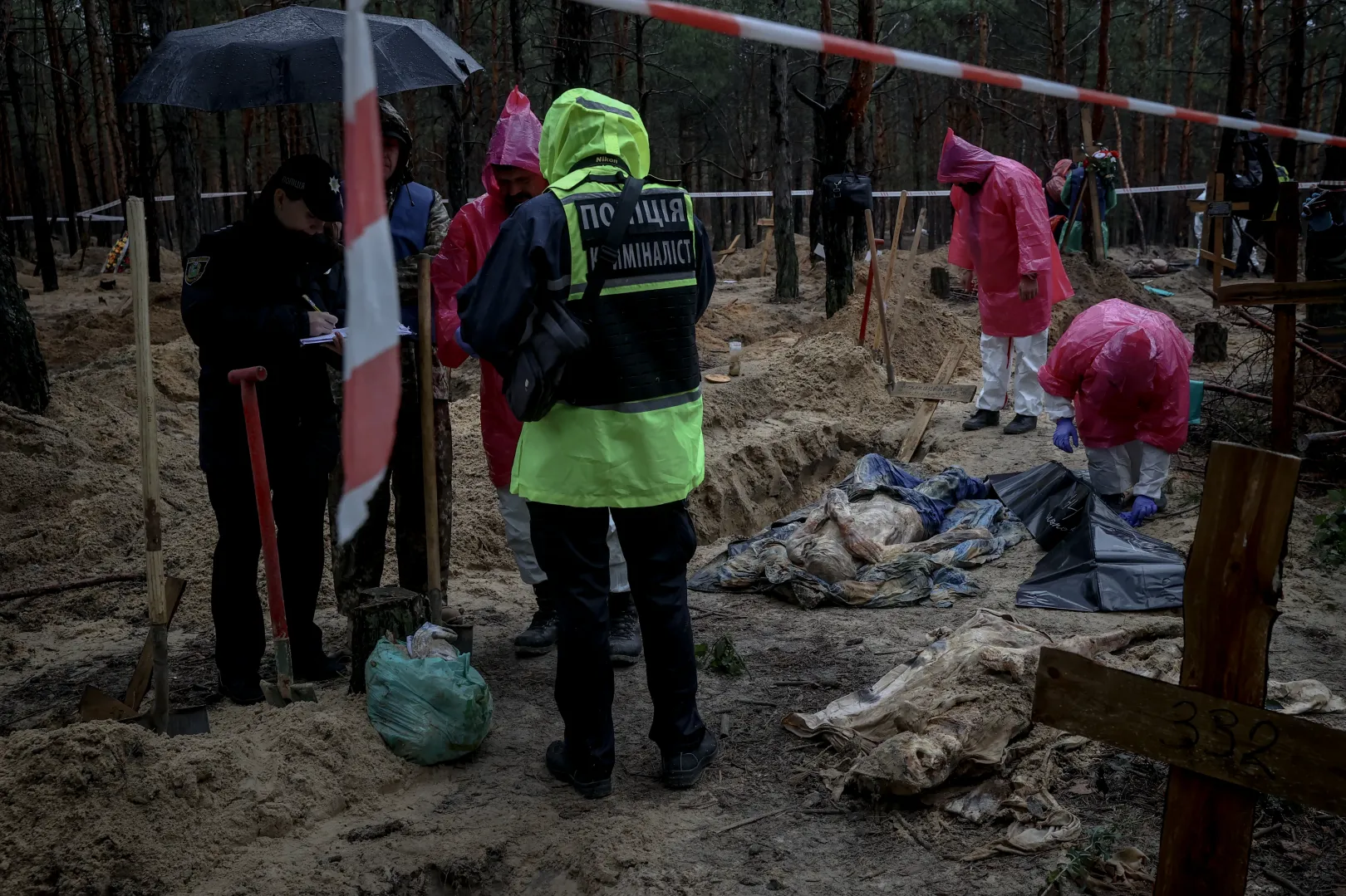 Négyszáz azonosítatlan holttest exhumálása a féléves orosz megszállás alól felszabadult Izjumban 2022 szeptemberében – Fotó: Huszti István / Telex