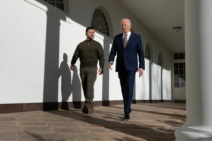 Joe Biden és Volodimir Zelenszkij a Fehér Házban tartott találkozójuk előtt 2022. december 21-én – Fotó: Brendan Smialowski / AFP