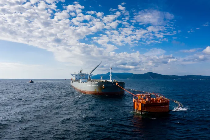 Nyersolajat szállító tartályhajó a fekete-tengeri Novorosszijszk kikötője előtt, Oroszországban – Fotó: Caspian Pipeline Consortium (CPC)/ Reuters