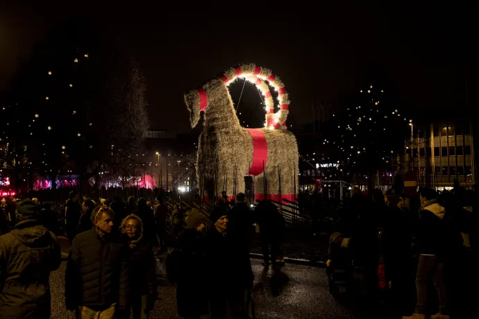 A svéd Yule-kecske szalmából készült gigantikus változata a svédországi Gavle központjában. A szalmából készült szobrot minden évben advent kezdetén állítják fel és gyakran felgyújtják – Fotó: Mats Astrand / AFP