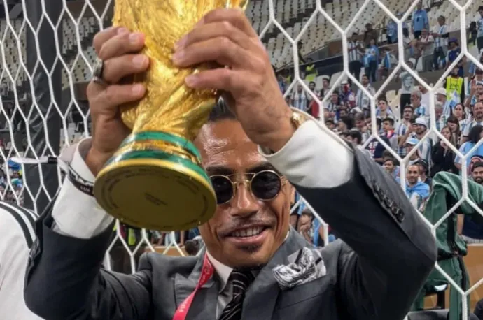Már a FIFA is vizsgálja, hogy mit keresett Salt Bae a vb-győzelmet ünneplő argentin focisták között