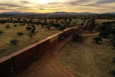 Arizona lebontja a hajókonténerekből ideiglenesen felállított határt