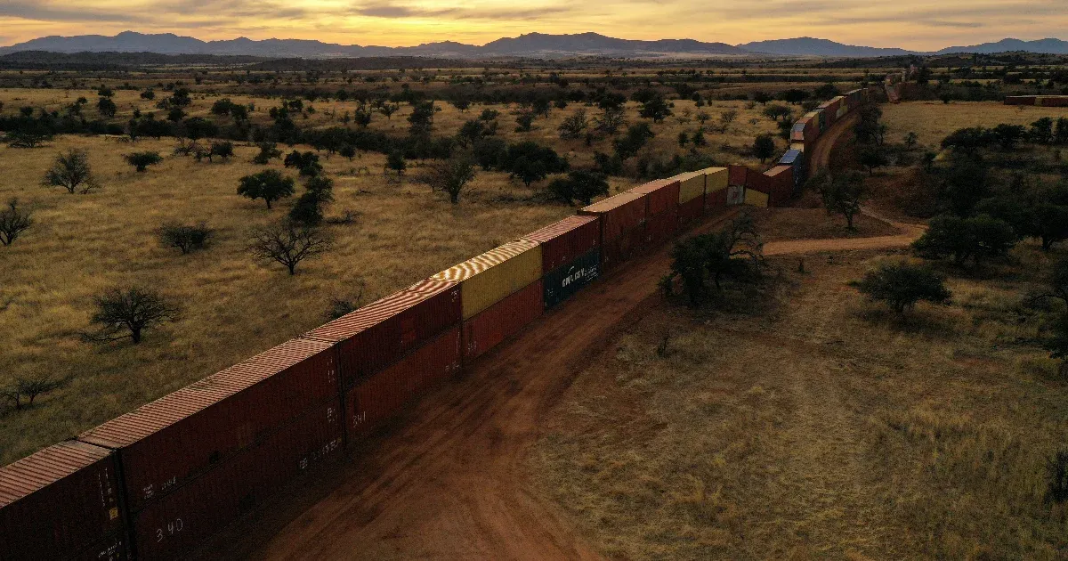 Arizona breaks up temporary borders made of shipping containers