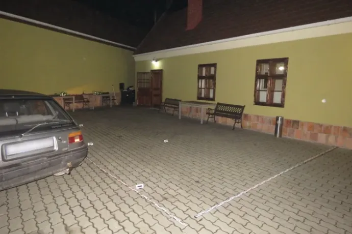 Azt mondta a mentősöknek, hogy hanyatt esett és megsérült, de az orvos két szúrt sebet talált a hátán