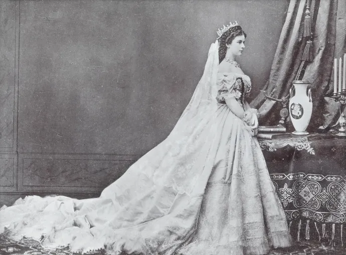 Erzsébet császárné a magyar koronázási ruhában, 1867-ben – Fotó: Emil Rabending / Wikimedia Commons