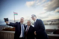 Az osztrák liberálisok azt kérik a néppárti kancellártól, gyakoroljon nyomást Orbánra a menekültek kezelésében