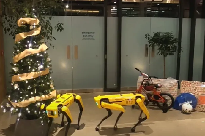 Tippeljen, hány méregdrága robotkutya kell egy darab karácsonyfadísz felrakásához