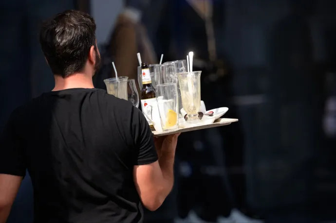 Hivatalos: januártól adóköteles lesz és a nyugtán is megjelenik a borravaló