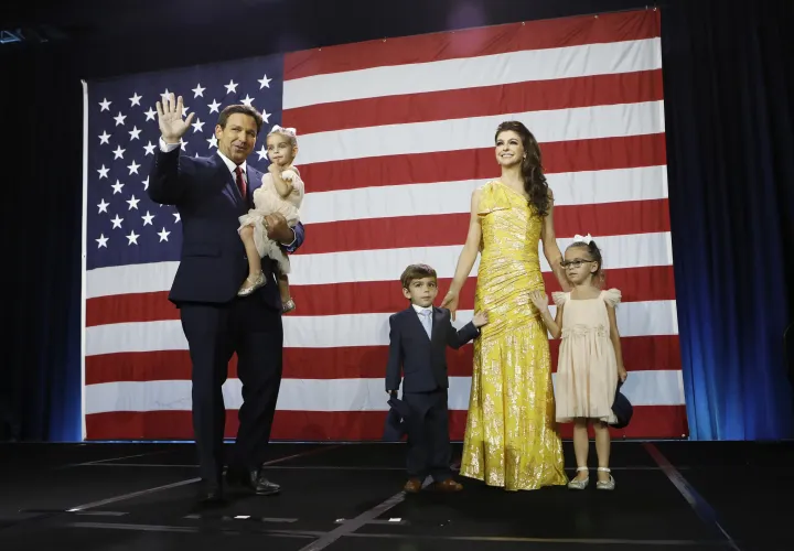 Ron DeSantis és családja, miután győzelmet aratott a floridai kormányzóválasztáson 2022. november 8-án – Fotó: Octavio Jones / Getty Images