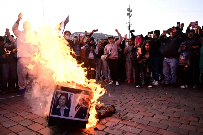 Pedro Castillo megbuktatott perui elnök támogatói felgyújtják Dina Boluarte elnök álkoporsóját a perui Cuscóban tartott tüntetésen 2022. december 20-án – Fotó: Martin Bernetti / AFP or licensors