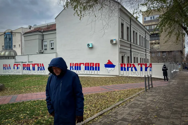 "Amikor a hadsereg visszatér Koszovóba" jelentésű graffiti Belgrádban, 2022. december 11-én – Fotó: Ferenci Ármin / Telex