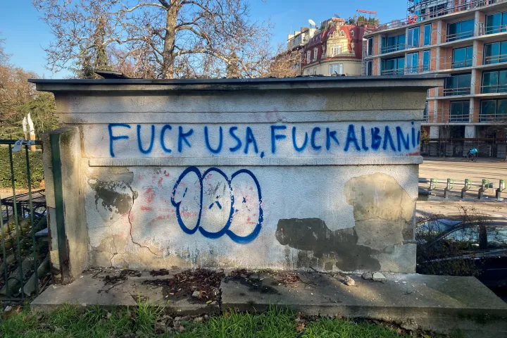Utcaképek Belgrádban: európai uniós források reklámozása és egy Amerikát, illetve Albániát gyalázó graffiti – Fotó: Ferenci Ármin / Telex