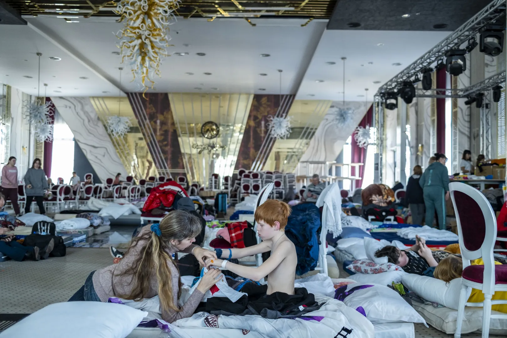 Ukrán menekültek Ștefan Mandachi suceava-i luxushotelének báltermében, ahol ideiglenes szállást biztosítottak számukra 2022. márciusában. A hotel az ukrán-román határtól körülbelül 30 percre található – Fotó: UCG / Getty Images