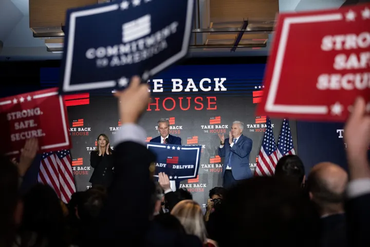 Kevin McCarthy beszél a félidős választások után – Fotó: Brendan Smialowski / AFP