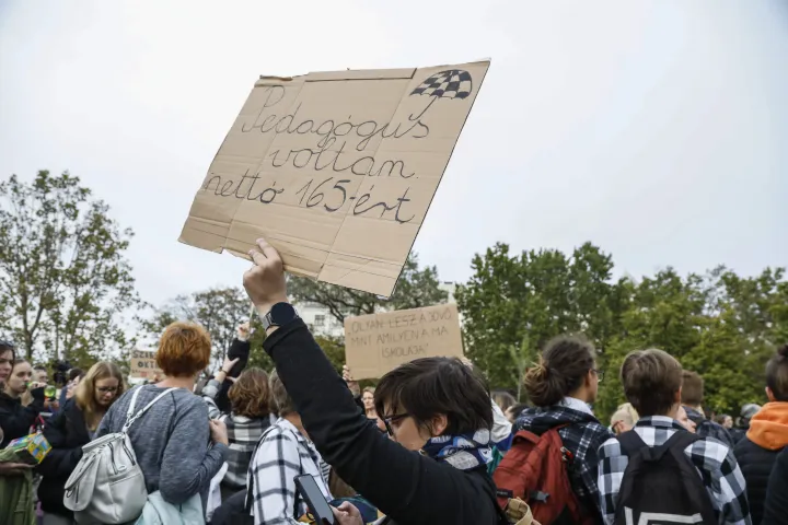 A Grund diákmozgalom hídfoglalása a 2022. október 19-i országos pedagógus sztrájk napján – Fotó: Hevesi-szabó Lujza / Telex