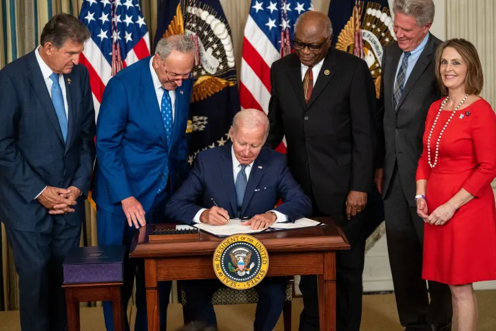 Joe Biden aláírja a 2022. évi inflációcsökkentési törvényt a Fehér Házban 2022. augusztus 16-án, Washingtonban. A 737 milliárd dolláros törvényjavaslat az éghajlatváltozásra, az egészségügyi költségek csökkentésére és a megújuló energiával kapcsolatos munkahelyek teremtésére összpontosít – Fotó: Kent Nishimura / Los Angeles Times